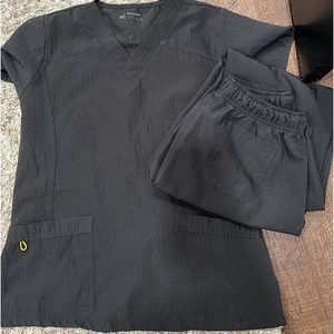 Women’s size medium, regular length, “Wonder wink-4 stretch” scrubs.